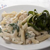 Pasta med parmesansås, kyckling och bladspenat