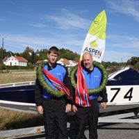 Norgesmestrene Ole Johan og Bengt Quarsten foran vinnerbåten