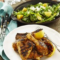 Kronfågels grillmixlåda med sallad på grillad sparris, färskpotatis, fetaost och ruccolasallad