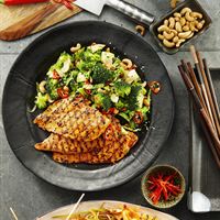 Sweet chili kycklingfiléer på spett med nudelsallad och ingefärsdressing. •	Grillade sweet chili kycklingfiléer med asiatisk broccoli- och gurksallad med cashewnötter.