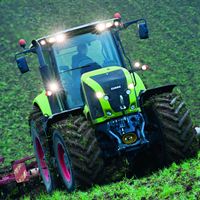 Nya CLAAS AXION 900 i fält