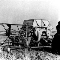 Genombrottet kom 1936 - en bogserad skördetröska med sidomonterat skärbord