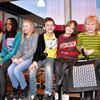 Rådgivarna till ”Resan fram och tillbaka”. Från vänster Mugisha, Anas, Ines, Sara, Johan, Alfvar, Ludvig och Malva. Foto: Riksutställningar.