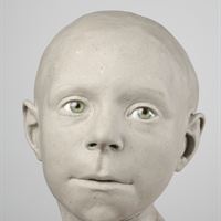 Modellmakare Oscar Nilsson skulpterar fram Birkaflickans ansikte. Foto Gabriel Hildebrand SHMM.