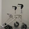 Rollflex, en kombination av en rullstol och rollator. Här som rollator.