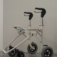 Rollflex, en kombination av en rullstol och rollator. Här som rollator.