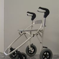 Rollflex, en kombination av en rullstol och rollator. Här som rullstol.