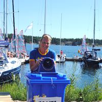 Katarina Lundell, marknadschef Returpack, med pantkärl för Sjöräddningssällskapet