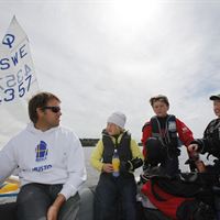 Johan Tillander ger seglingsråd till unga JSM-seglare. Foto: Malcolm Hanes