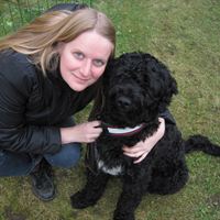  Linda deltog med sin portugisiska vattenhund Eddie och är nu korad som vinnare av Årets familjehund 2010