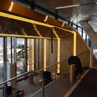 Guldskimrande entré