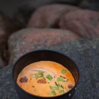 Sommarfångst med tomat, sockerärtor och färskpotatis