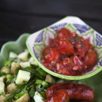 Chorizo med sommarpotatis-sallad och hot tomatsalsa