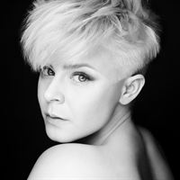 Robyn uppträder på den nya interaktiva livescenen. Foto: Rankin