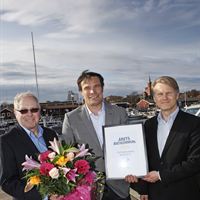 Leif Stenquist, kommunalråd, och Stefan Andersson, chef tekniska avdelningen, Nynäshamns kommun, tillsammans med Sweboats vd Mats Eriksson. FOTO: Janne Danielsson.