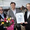 Leif Stenquist, kommunalråd, och Stefan Andersson, chef tekniska avdelningen, Nynäshamns kommun, tillsammans med Sweboats vd Mats Eriksson. FOTO: Janne Danielsson.