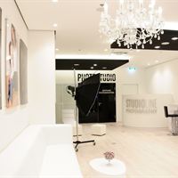 Vorderer Lounge- und Studiobereich einer Filiale von Studioline Photography