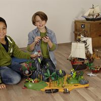 Piratskepp med lekande barn