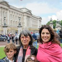 Evelyn Hannon with daughter Erica Ehm & grandchildren in London