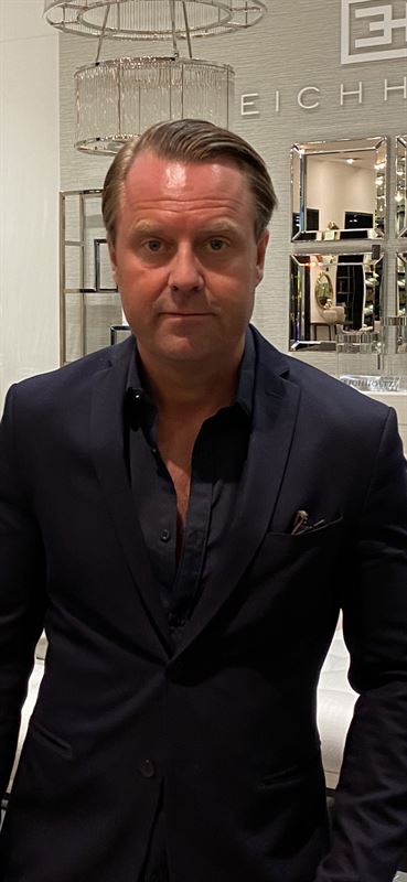 Foto på Gustav svart skjorta mörk kavaj.jpg