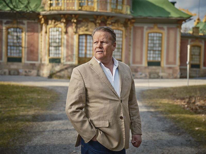 Daniel brun kavaj kina slott hand i fickan .jpg