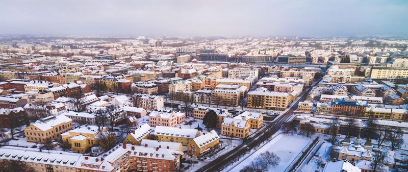 Bild frn ovan stad med sntckta hus och gator