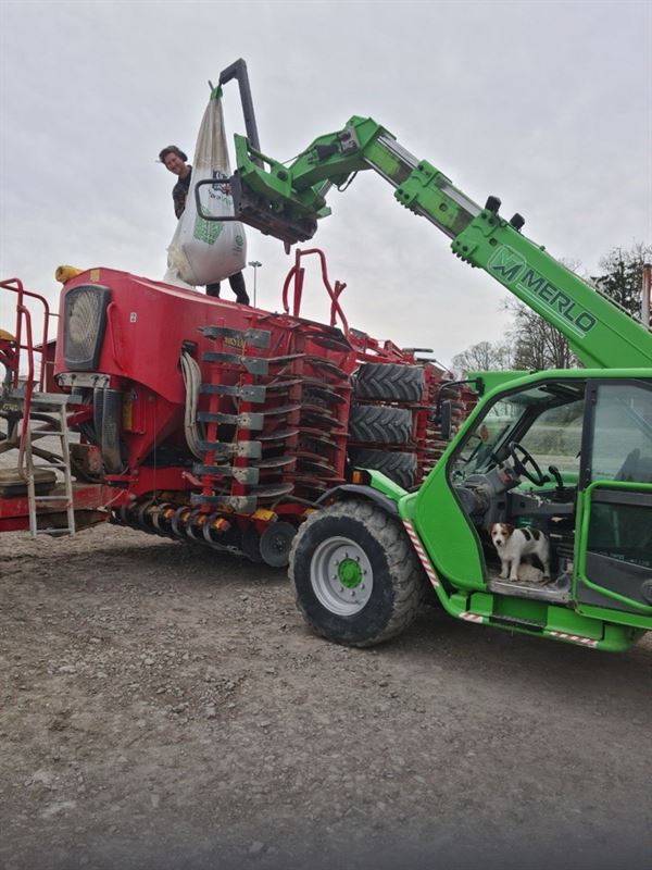Erik på såmaskinen och hunden Bosse i styrhytten