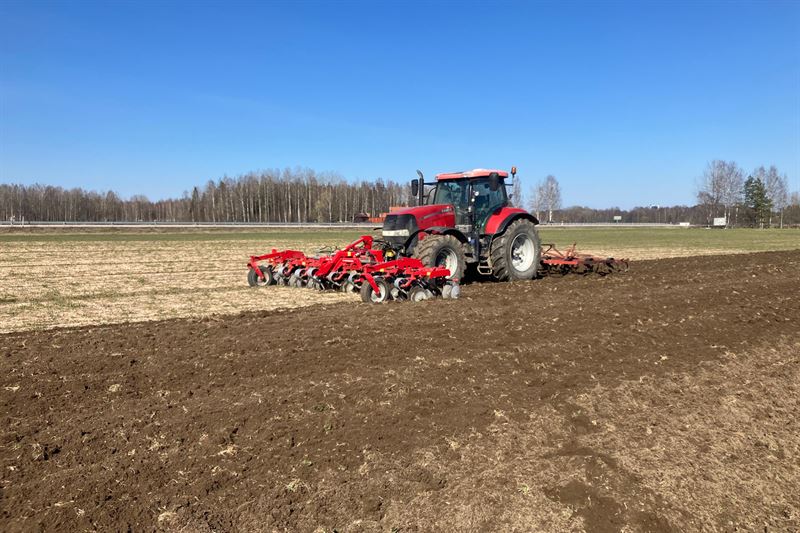 Traktor p kern mitt i vrbruket i Gvleborg