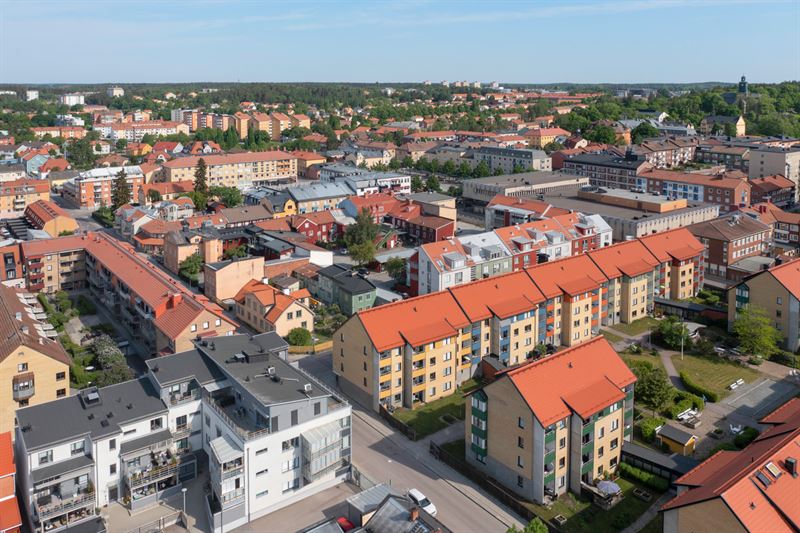 Flygbild över Enköping, lägenhetshus
