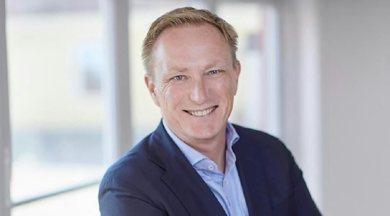 En bild som visar Människoansikte, person, leende, AffärsmanAI-genererat innehåll kan vara felaktigt.