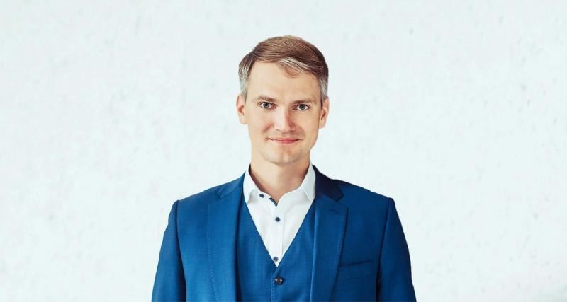 En bild som visar Människoansikte, klädsel, person, krage
AI-genererat innehåll kan vara felaktigt.