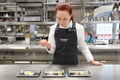 Äggen utvärderas sensoriskt på Torsåker gård