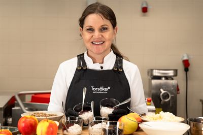 Anna Henning Moberg på Torsåker gård med Råggyberry