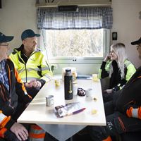 Thomas Johansson, Ragnar Lundström, Vera Wiippa och Anders Persson tar kafferast och pratar igenom dagens arbete.