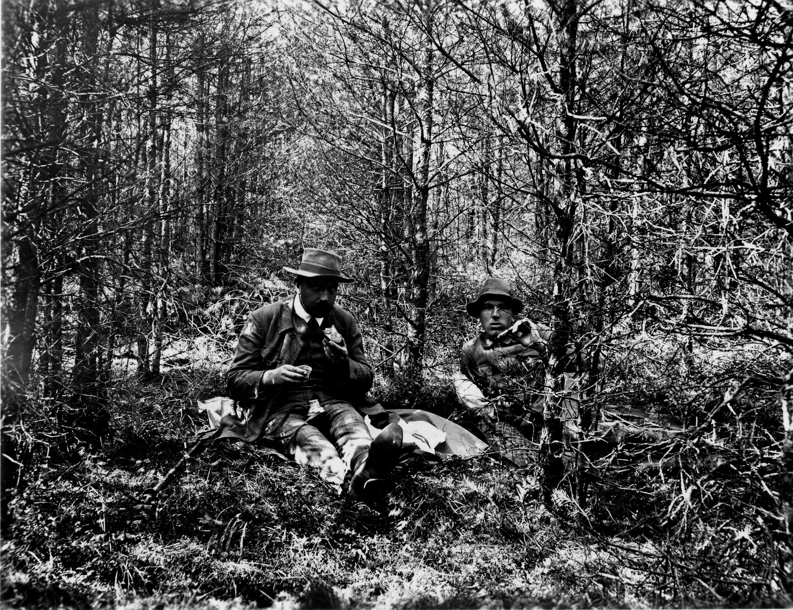 Gunnar Schotte, chef för Statens skogsförsöksanstalt, var en av initiativtagarna till inrättandet av försöksparker, alltså särskilda skogsområden som skulle användas uteslutande till forskning och demonstrationsförsök.  På bilden äter han middagsmål med en medhjälpare i det som skulle bli Tönnersjöhedens försökspark (etablerad1923).