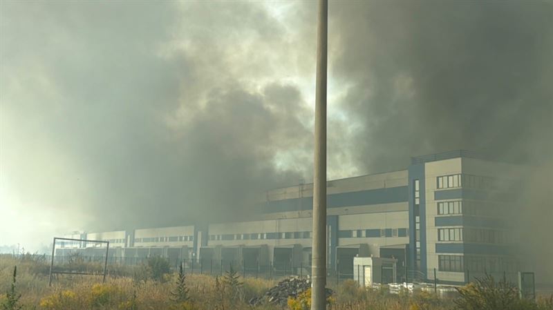 Humo sobre un depósito utilizado por la OMS tras el ataque del 3 de septiembre en la región de Kiev