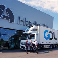 Hedin Bils Björn Janström och Torbjörn Flaten tillsammans med GDL:s VD Henrik Holm utanför Hedin Bil Transportcenter i Helsingborg