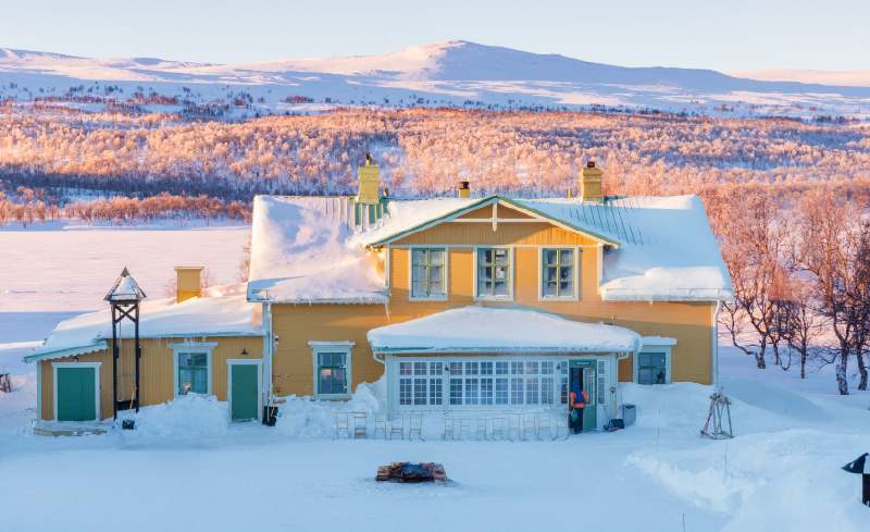 En bild som visar utomhus, hus, byggnad, vinter

Automatiskt genererad beskrivning