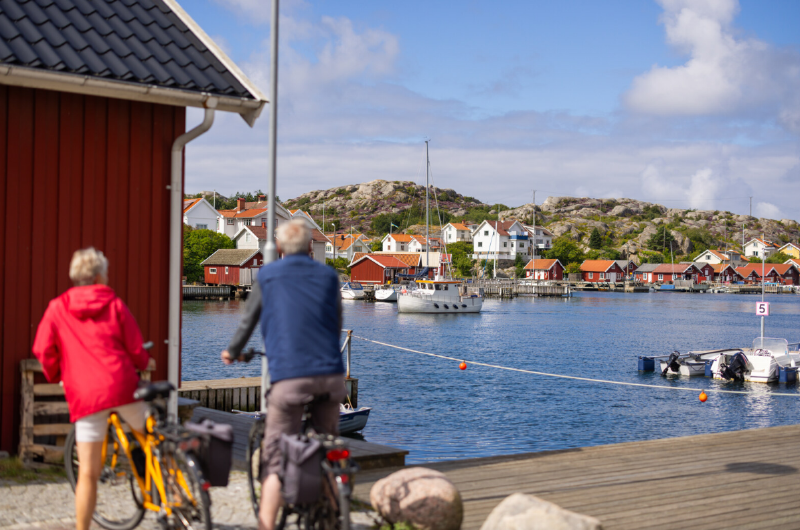 A person and person on bicycles by a body of water

Description automatically generated