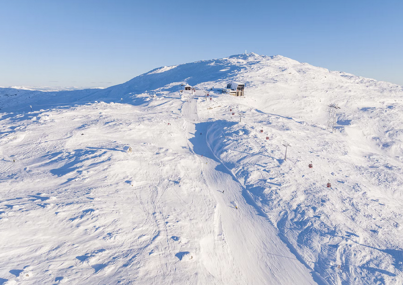 A snowy mountain with a building on top
AI-generated content may be incorrect.