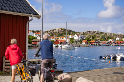 A person riding a bike next to a body of water
AI-generated content may be incorrect.