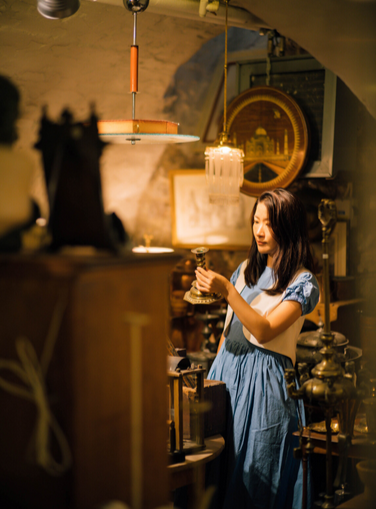 A person holding a lamp
AI-generated content may be incorrect.
