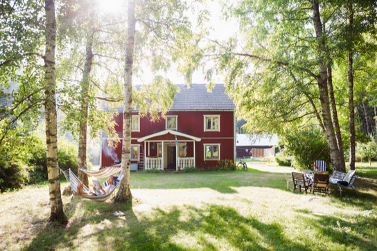 A red house with a hammock in the back

AI-generated content may be incorrect.