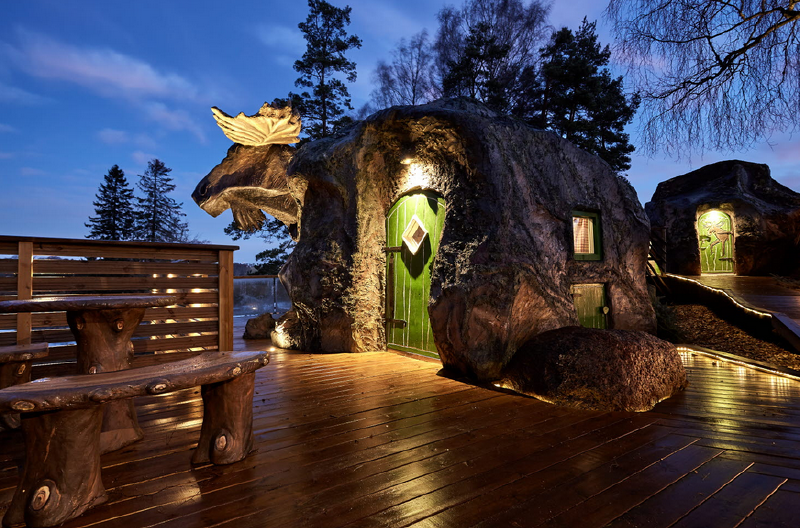A house with a green door and a wooden bench
AI-generated content may be incorrect.