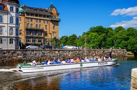 A boat with people on it

AI-generated content may be incorrect.