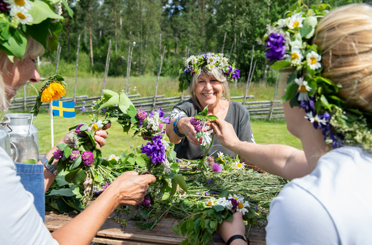 A group of people making a wreath

AI-generated content may be incorrect.