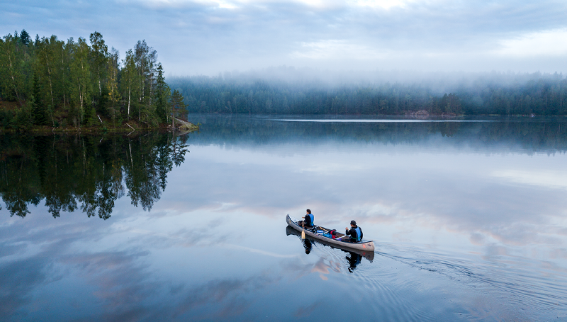 A group of people in a canoe on a lake
AI-generated content may be incorrect.