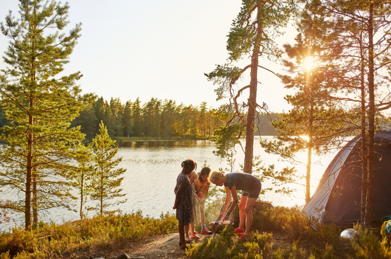 A group of people standing around a fire

AI-generated content may be incorrect.