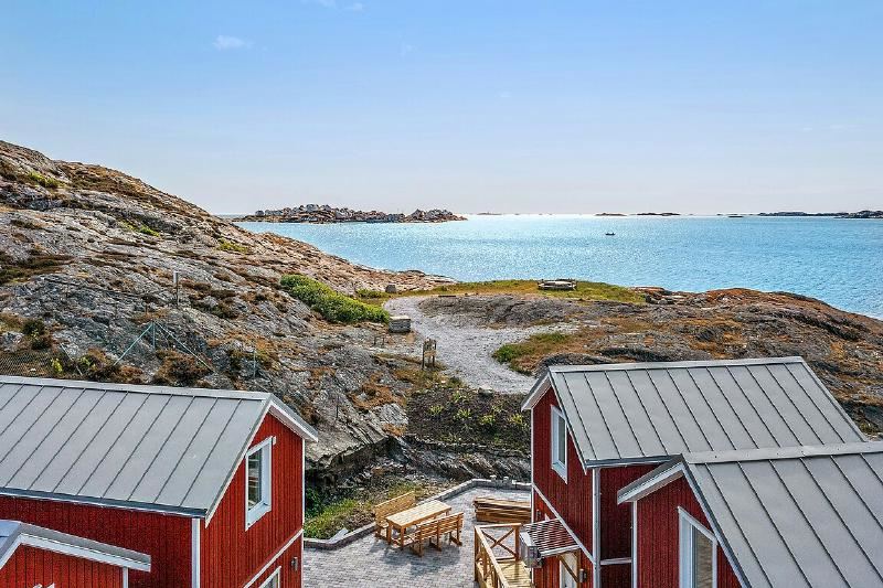 A group of red houses on a rocky hill

AI-generated content may be incorrect.
