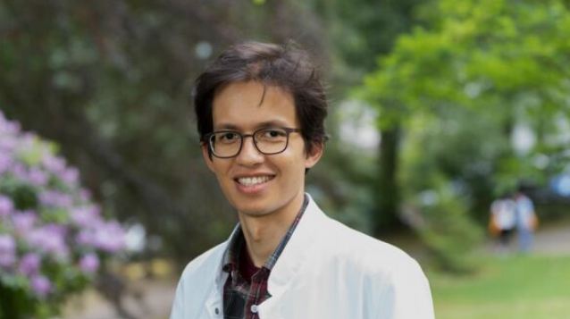 A person wearing glasses and a white coat
AI-generated content may be incorrect.